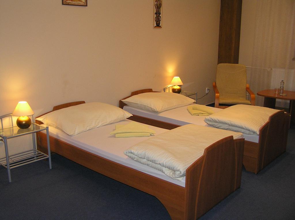 Hotel Slnecny Dvor Михаловце Номер фото
