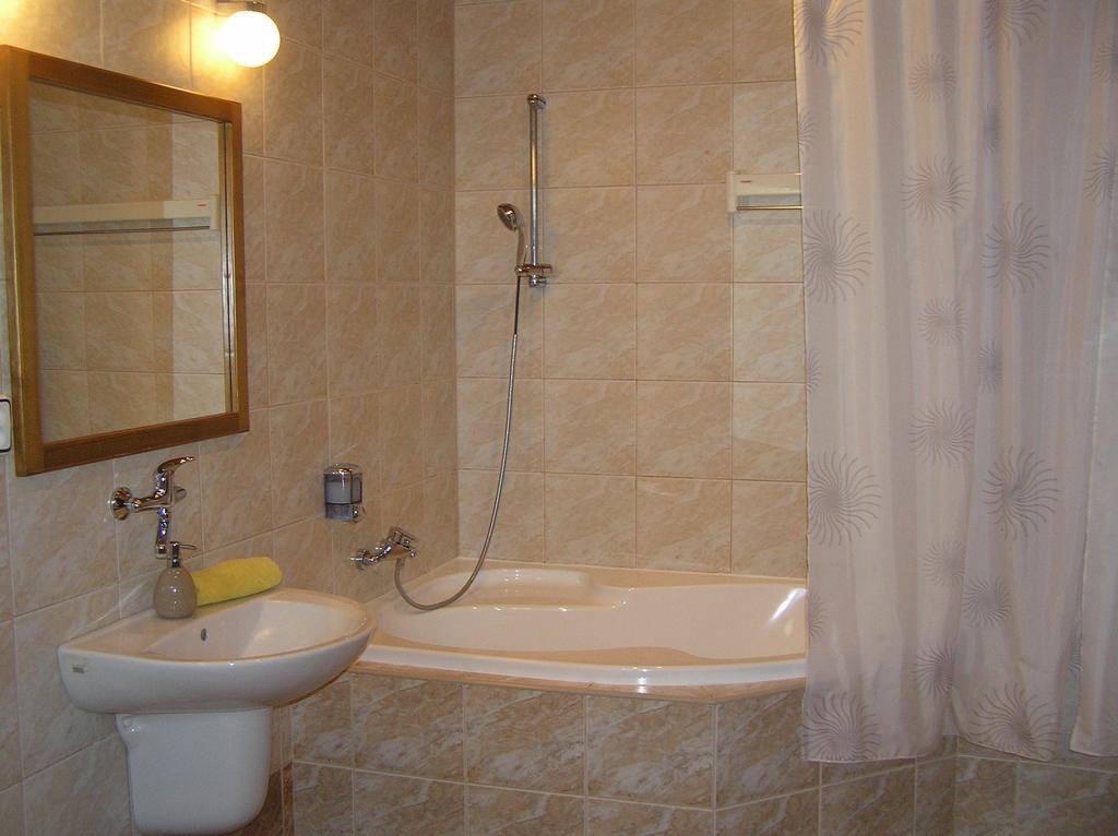 Hotel Slnecny Dvor Михаловце Номер фото