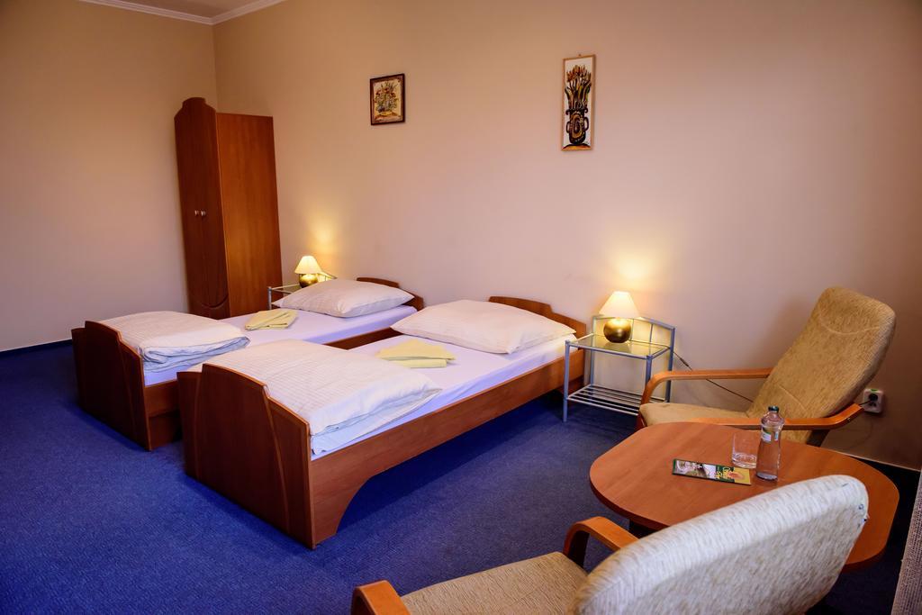 Hotel Slnecny Dvor Михаловце Номер фото