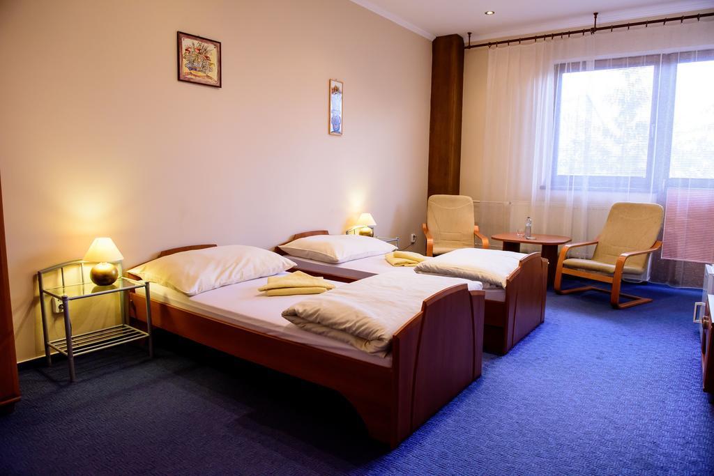 Hotel Slnecny Dvor Михаловце Номер фото