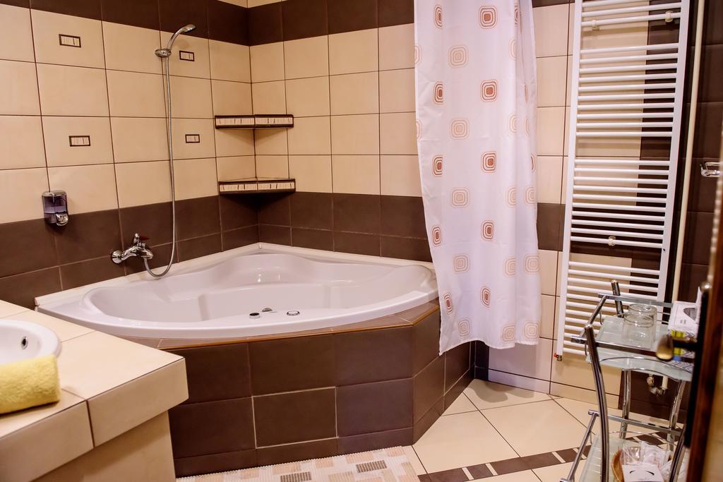 Hotel Slnecny Dvor Михаловце Номер фото