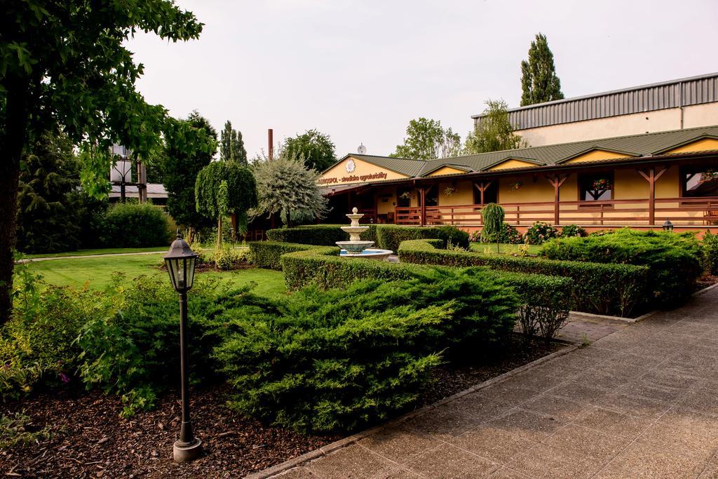 Hotel Slnecny Dvor Михаловце Экстерьер фото