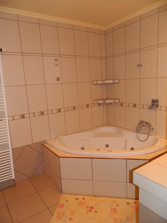 Hotel Slnecny Dvor Михаловце Номер фото