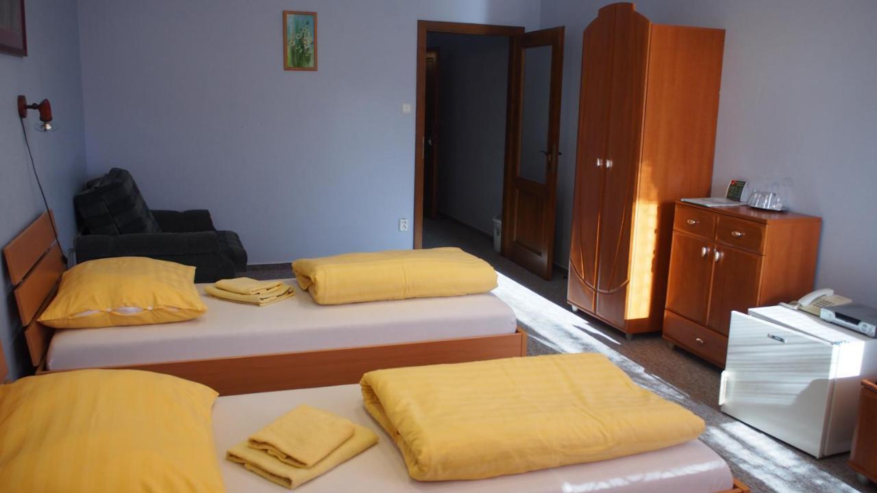 Hotel Slnecny Dvor Михаловце Экстерьер фото