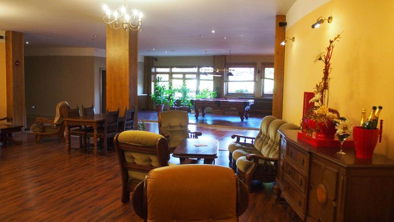 Hotel Slnecny Dvor Михаловце Экстерьер фото